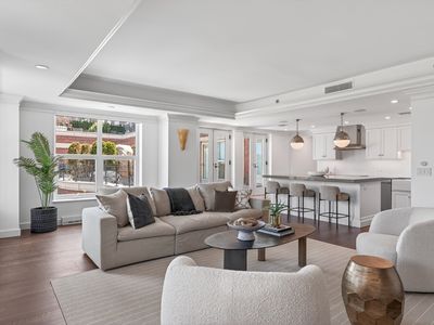 300 Boylston St Unit 702