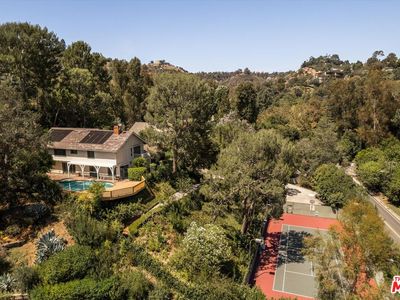2573 Benedict Canyon Dr