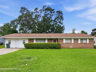 1935 Country Club Dr