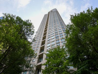 345 N La Salle Dr APT 1702