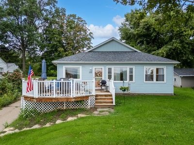 Property at 712 S Cody Rd, Le Claire, IA