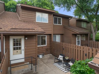 2455 Crestwood Dr