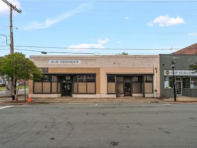 702-704 E Davis St