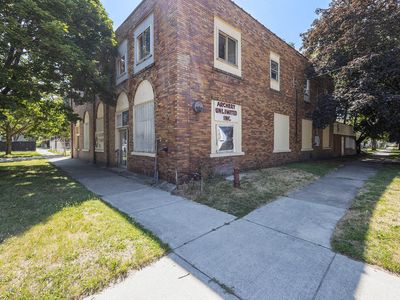 824 Lake Michigan Dr NW