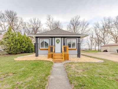 305 Avenue D E