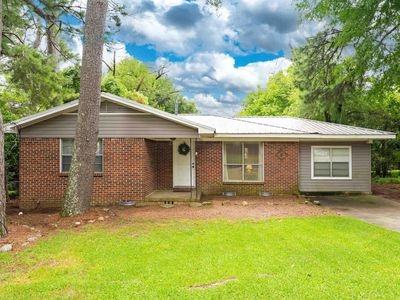 1121 Robert E Lee St