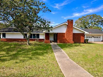 Property at 907 E Magnolia St, Angleton, TX