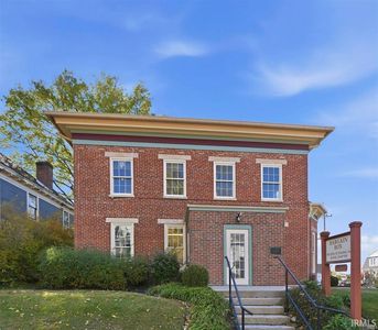 607 E Charles St