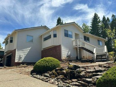 2720 Sandhurst Dr