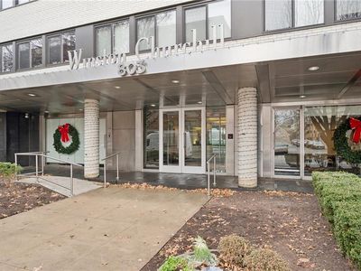 803 W 48th St APT 402