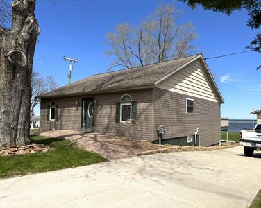 1042 N Lakeshore Rd