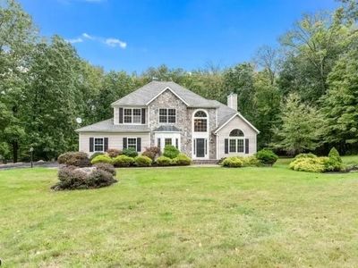 8 Whispering Woods Ln