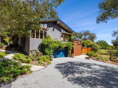 899 Calabasas Rd