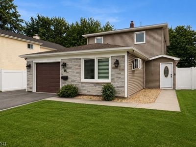 16 Adrian St