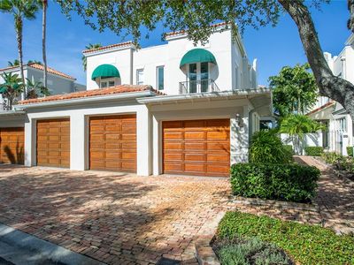 1109 ABBEYS WAY