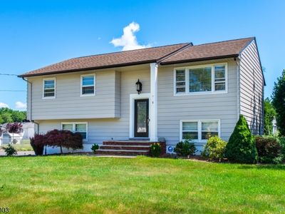 Property at 8 Kennedy Dr, Fairfield, NJ