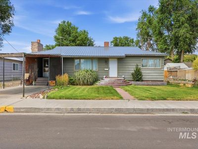 1060 F St W