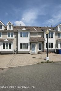 32 Hirsch Ln