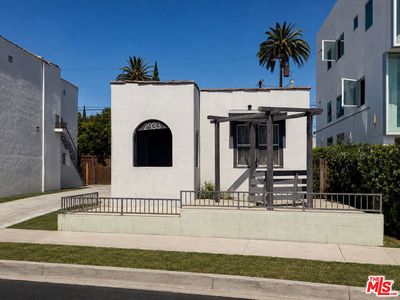 2933 S La Brea Ave
