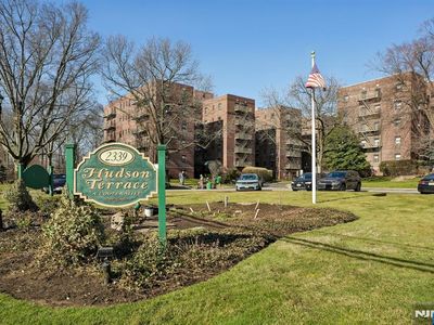 2329 Hudson Ter APT E9