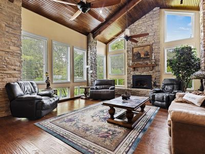 455 Lakepoint Loop