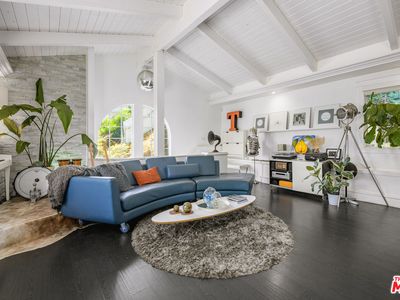 2225 N Cahuenga Blvd