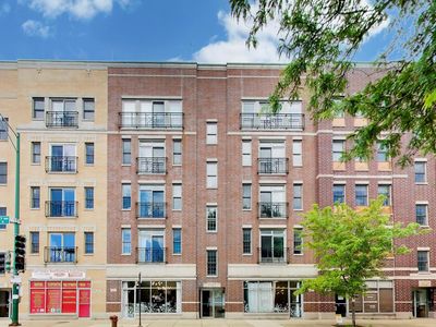 1915 W Diversey Pkwy APT 302