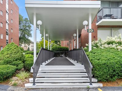 20 Hammond Pond Pkwy APT 504