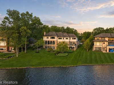 1832 Long Lake Shore Dr
