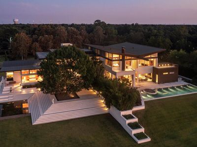 319 Lakeshore Dr
