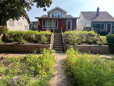 902 Hyacinth Ave E