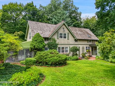 6 Charter Oak Ln