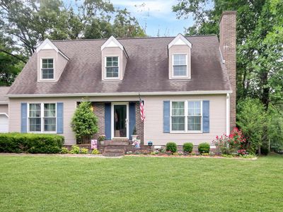 453 Camelot Dr