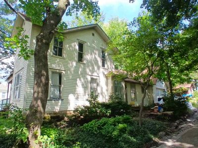 411 E Main St