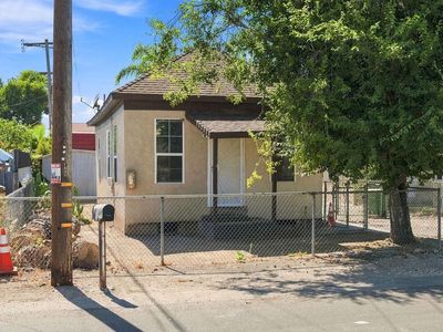 1143-1127 N F St