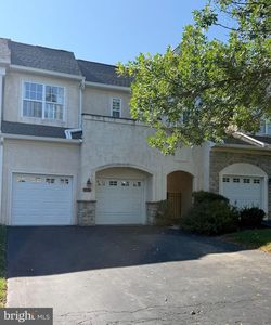 8 Three Oak Ln