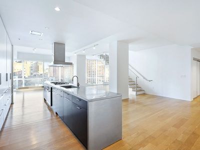 245 10th Ave APT 8E