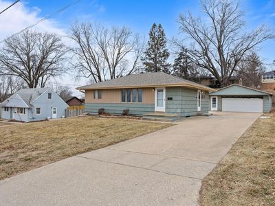 Property at 2528 Grandview Ave, Des Moines, IA