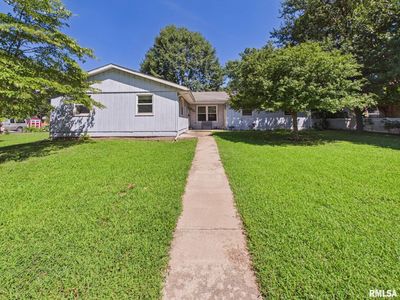 Property at 611 W Lincoln Ave, Petersburg, IL