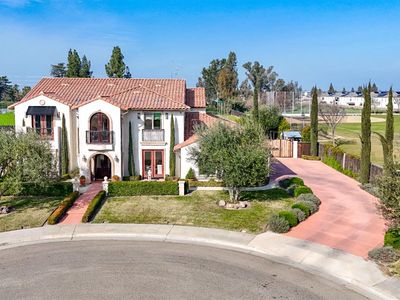 2564 E Sarazen Ave
