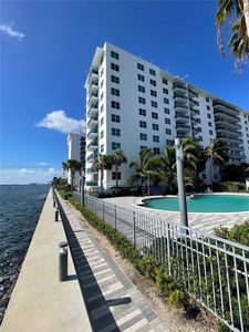 7501 E Treasure Dr APT 3P