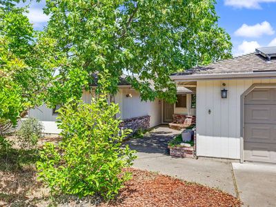 1041 La Loma Dr
