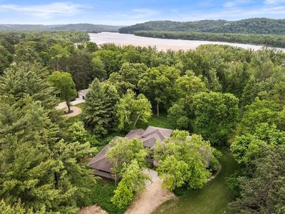 E4725 Riverside Drive