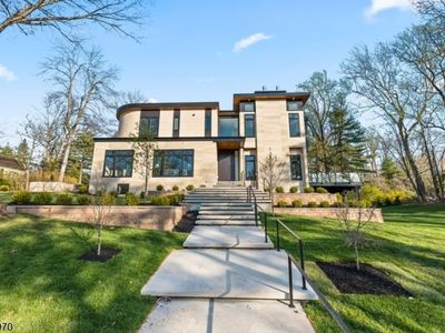 9 Far Brook Dr