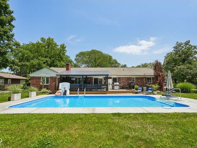 6736 Grosvenor Pl