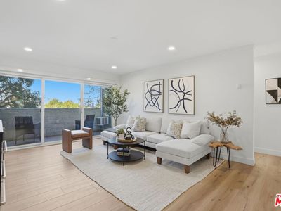 8400 De Longpre Ave APT 209