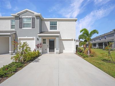 17579 Crescent Moon Loop