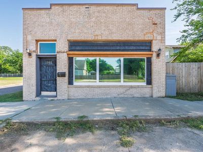 1302 E Main St