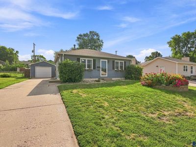 944 S Cloudas Ave