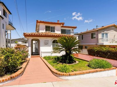 1252 W 22nd St APT 1